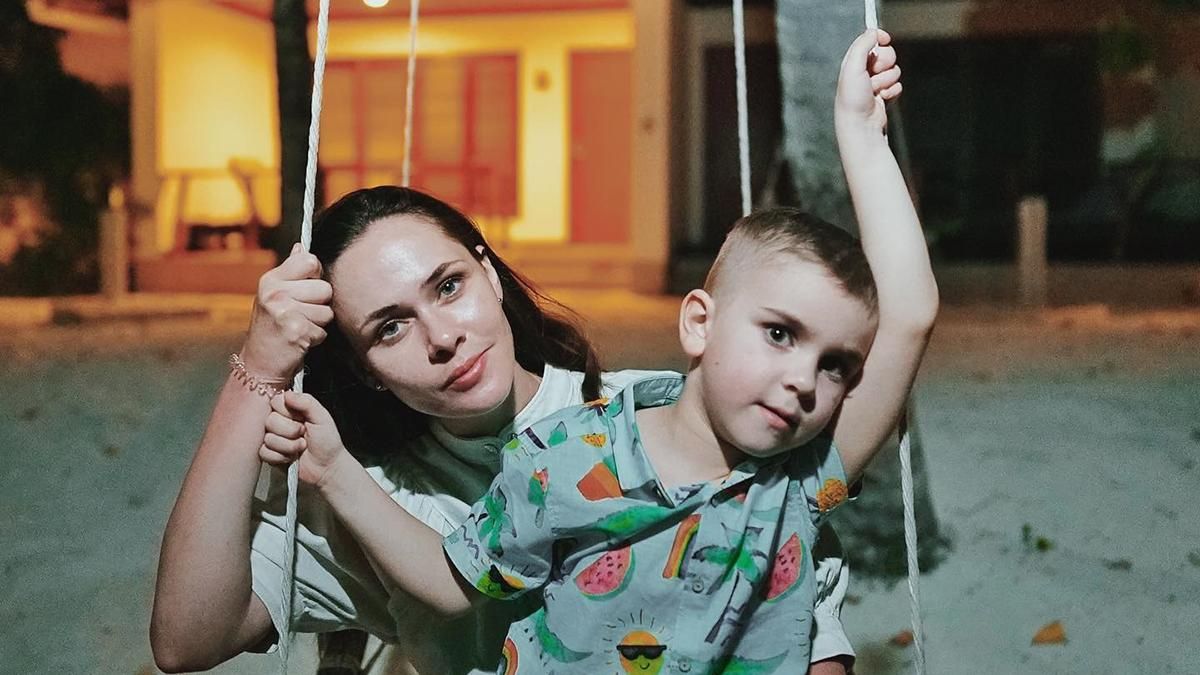 Юлія Саніна з The Hardkiss показала російську техніку на Оболоні, де вона возить сина до школи - Showbiz Юлія Саніна з The Hardkiss показала російську техніку на Оболоні, де вона возить сина до школи - Showbiz