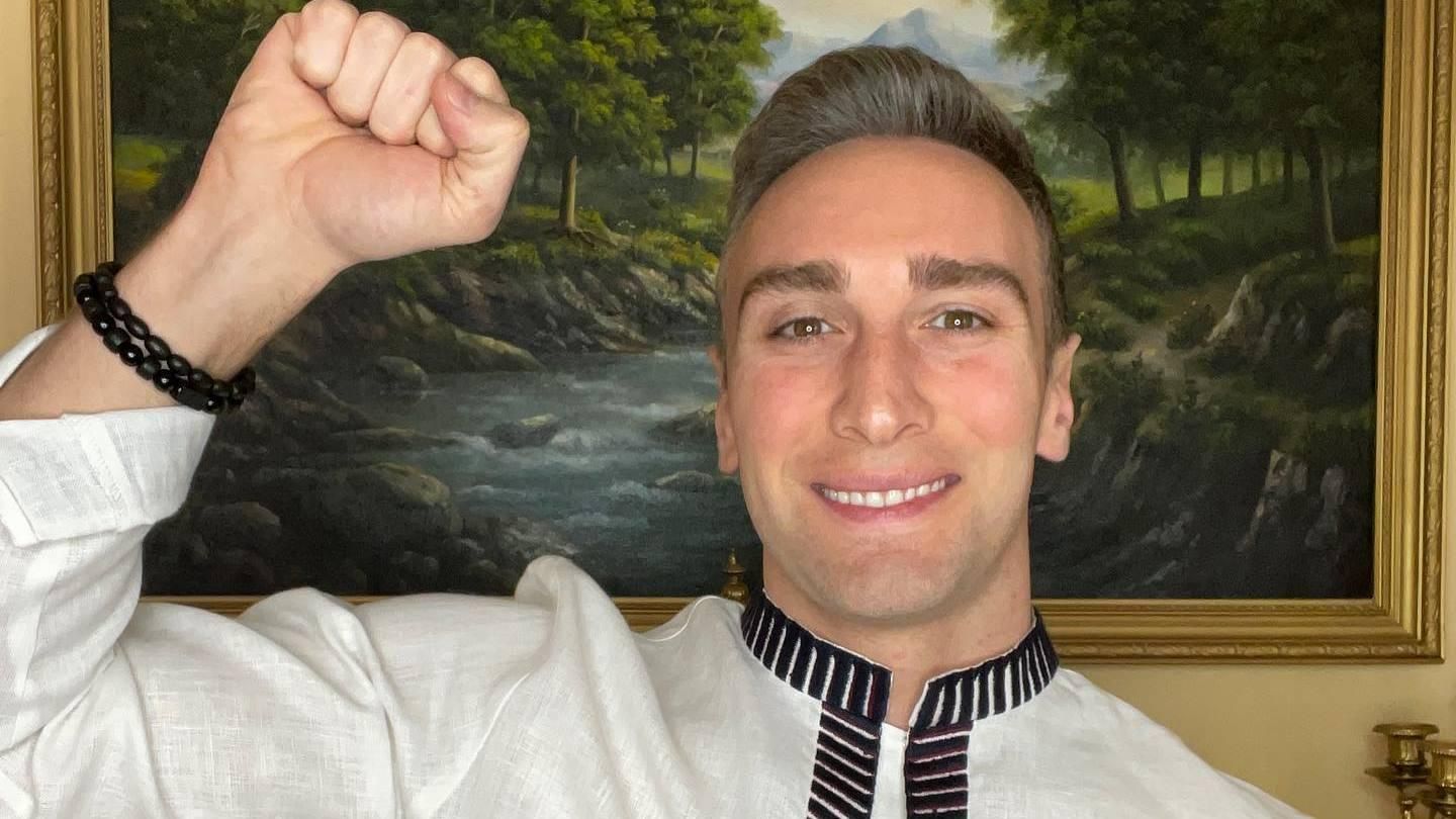 Грузин Іраклі Макацарія підняв український прапор на знак підтримки: зворушливе відео - Showbiz Грузин Іраклі Макацарія підняв український прапор на знак підтримки: зворушливе відео - Showbiz