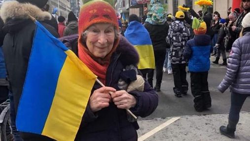 Как 82-летняя Маргарет Этвуд поддерживает Украину: собирает деньги на ВСУ и протестует в Торонто