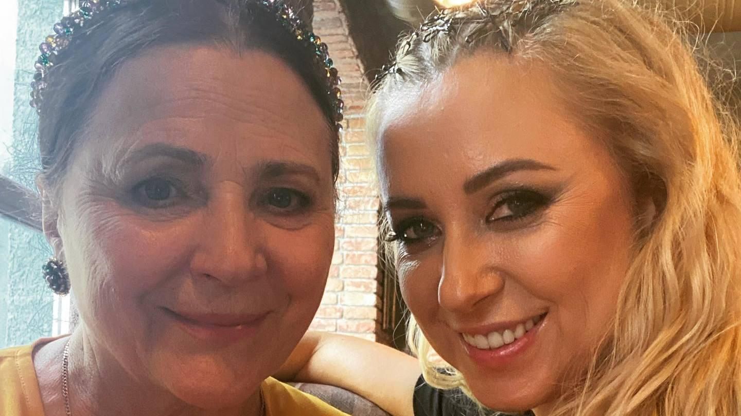 Тоня Матвієнко показала, як її мама Ніна зберігає бойовий дух у підвалі: миле відео - Showbiz Тоня Матвієнко показала, як її мама Ніна зберігає бойовий дух у підвалі: миле відео - Showbiz