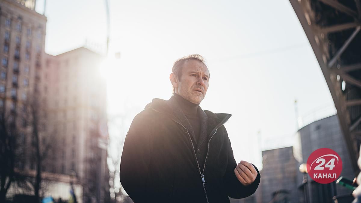 Святослав Вакарчук пришел к раненым военным и врачам, которые 6-е сутки спасают жизни - Showbiz Святослав Вакарчук пришел к раненым военным и врачам, которые 6-е сутки спасают жизни - Showbiz