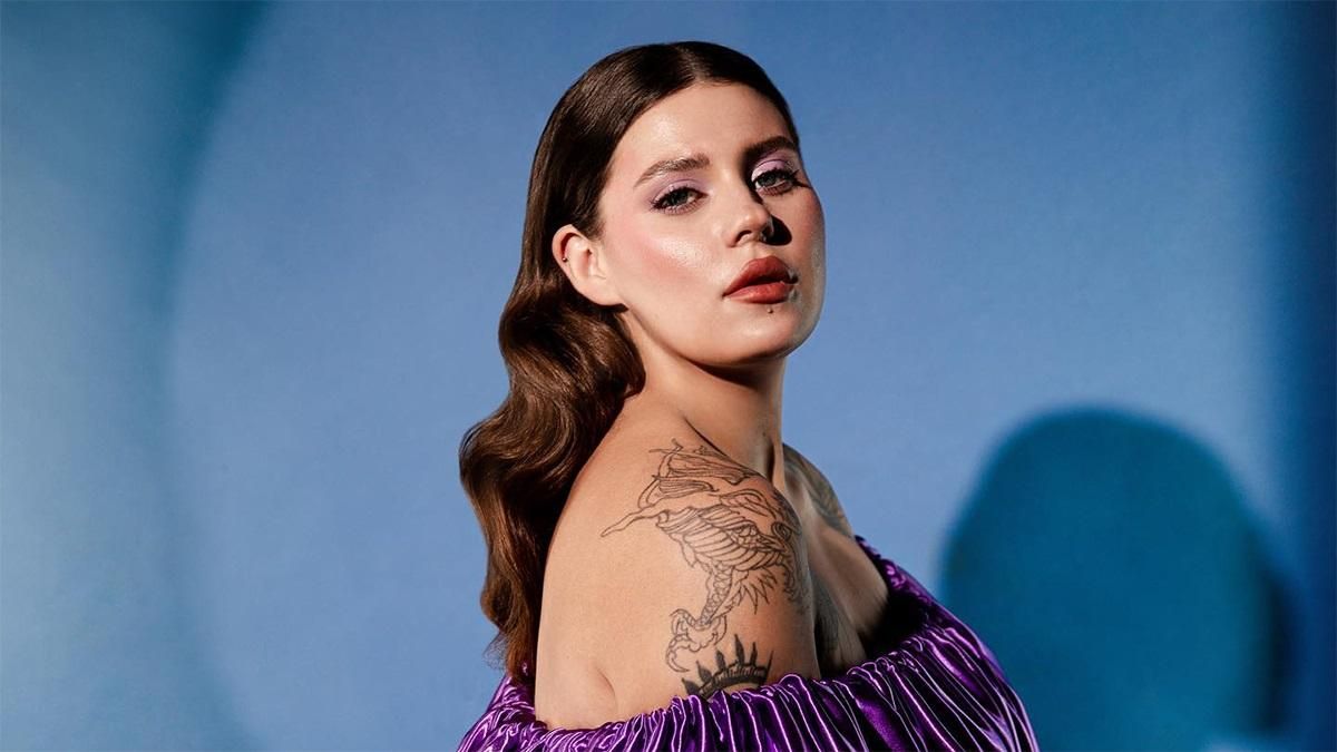 Солістка гурту KAZKA волонтерить з мамою: як вони допомагають армії – фото - Showbiz Солістка гурту KAZKA волонтерить з мамою: як вони допомагають армії – фото - Showbiz