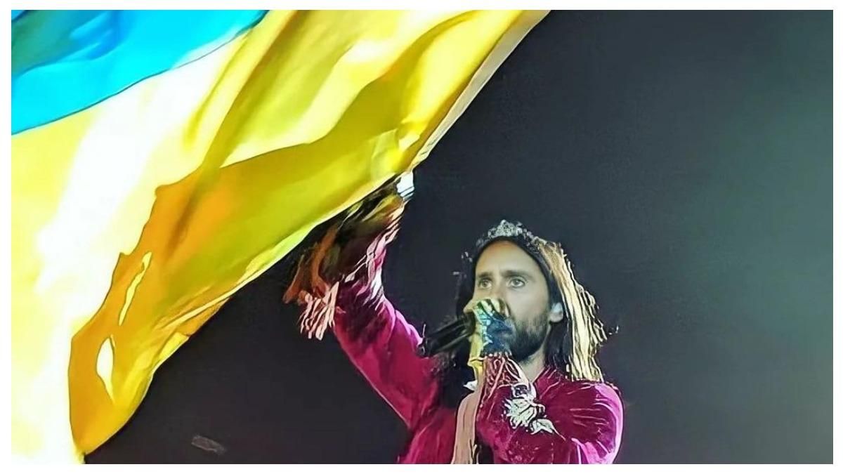 С сине-желтым флагом: Джаред Лето эмоционально поддержал Украину - Showbiz