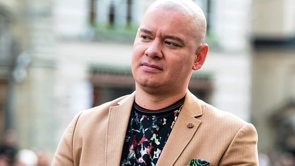 За то, что вы сделали с нашими городами – Евгений Кошевой сжег флаг России на камеру - Showbiz За то, что вы сделали с нашими городами – Евгений Кошевой сжег флаг России на камеру - Showbiz