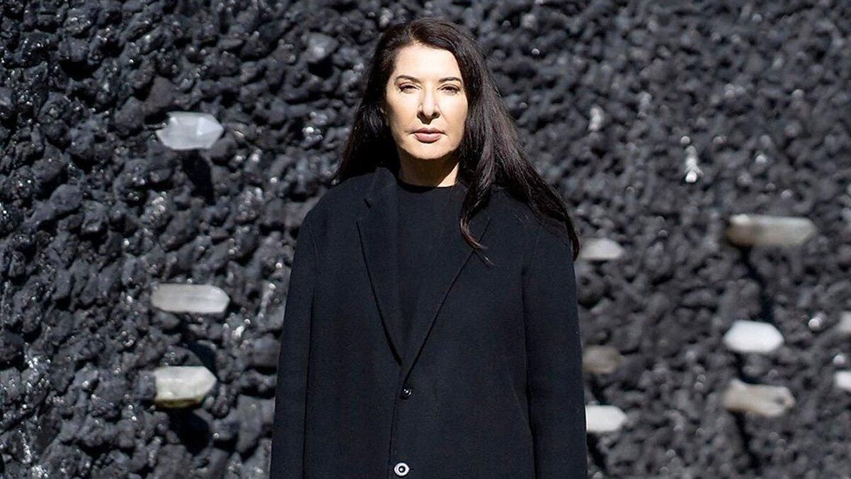 Художниця Марина Абрамович порівняла Путіна з Гітлером через обстріли в Бабиному Яру - Showbiz Художниця Марина Абрамович порівняла Путіна з Гітлером через обстріли в Бабиному Яру - Showbiz