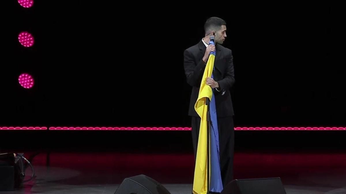 Італієць Mahmood, якому пророкували перемогу на Євробаченні, заспівав з українським прапором - Showbiz