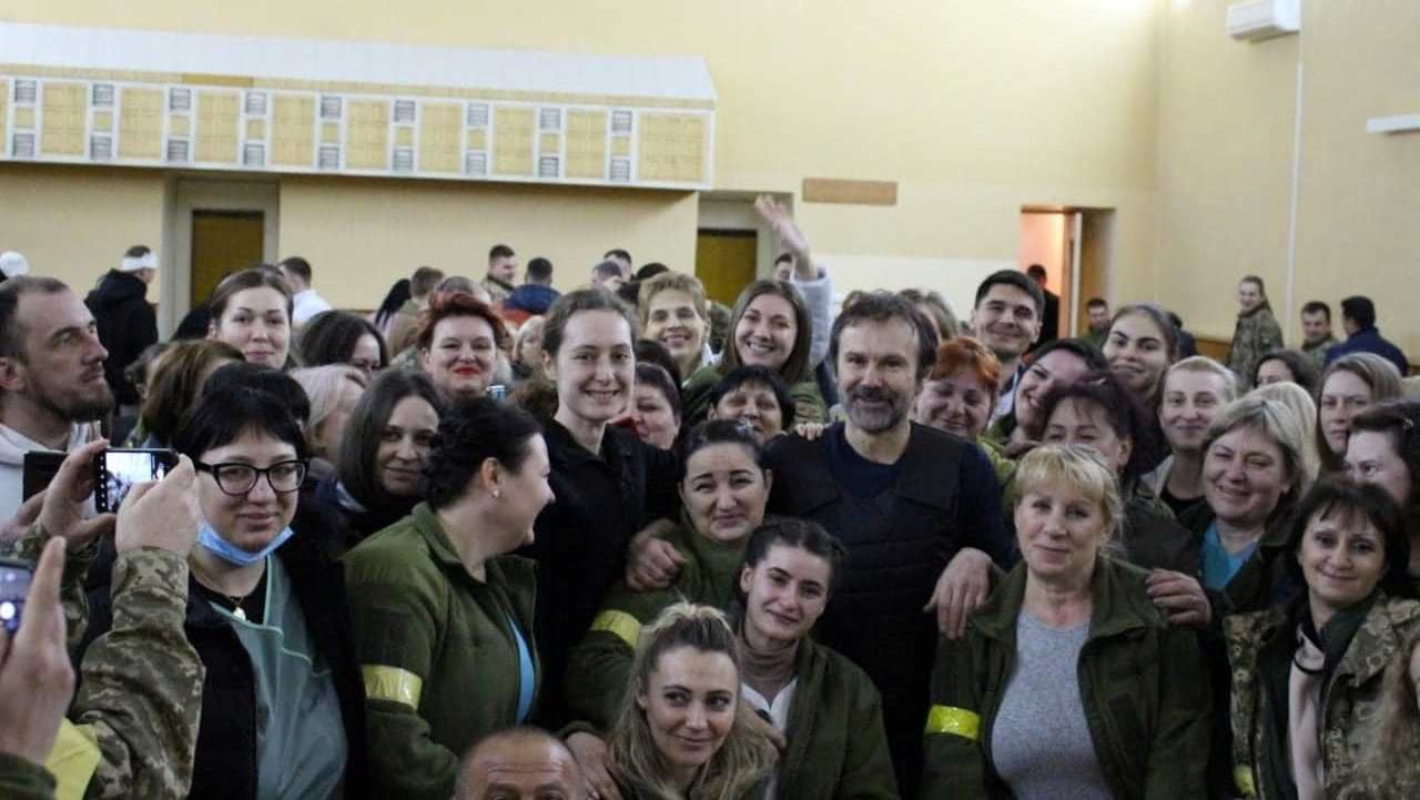 Святослав Вакарчук побывал в Одессе, где поддержал раненых бойцов и медиков - Showbiz Святослав Вакарчук побывал в Одессе, где поддержал раненых бойцов и медиков - Showbiz
