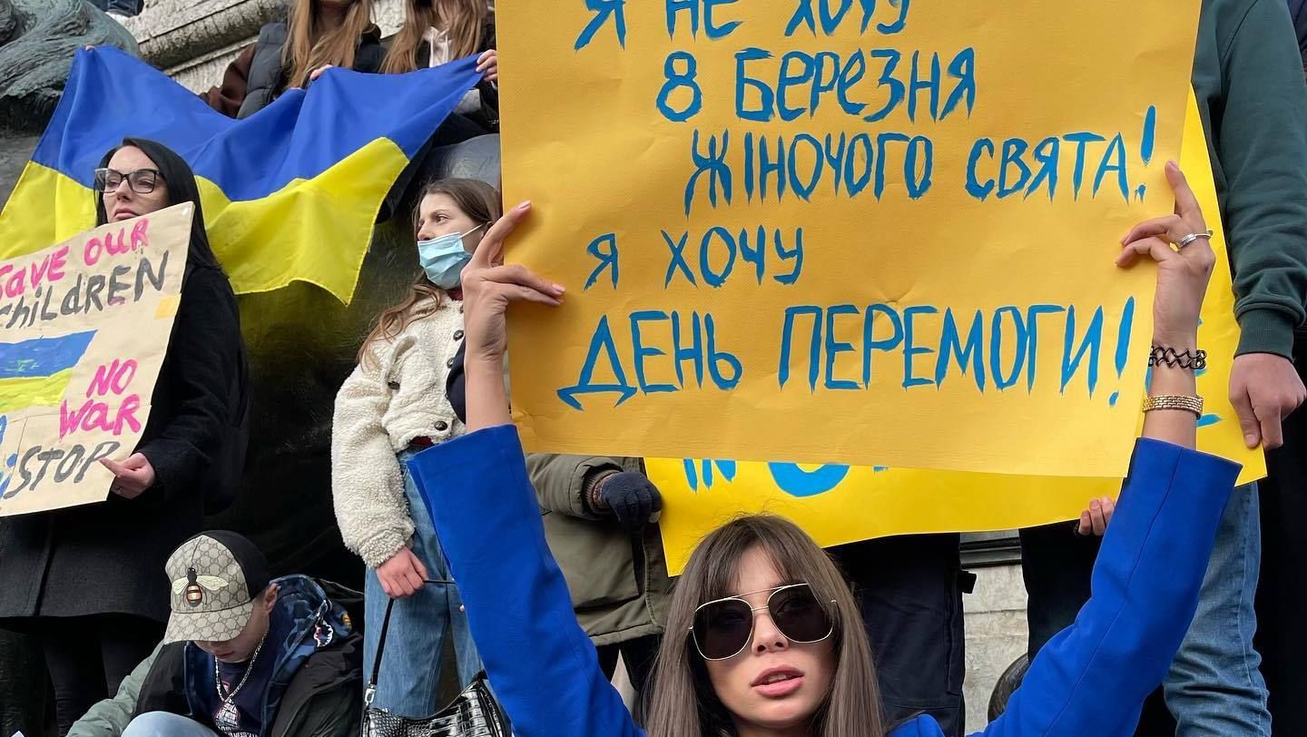 У синьо-жовтому вбранні: "Міс Україна Всесвіт" Анна Неплях протестує проти війни у Франції - Showbiz