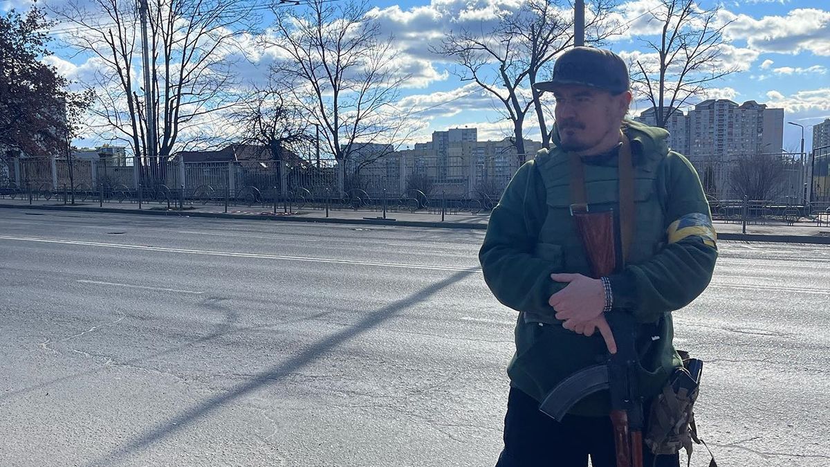 Фагот з ТНМК у бронежилеті та з автоматом заспівав гімн ЗСУ: патріотичне відео - Showbiz Фагот з ТНМК у бронежилеті та з автоматом заспівав гімн ЗСУ: патріотичне відео - Showbiz