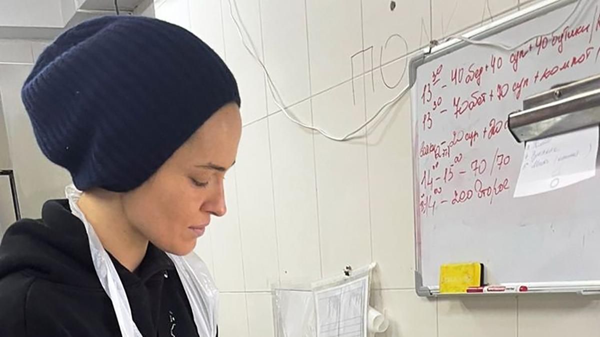 Зірка Playboy Даша Астаф'єва показала, як готує для військових і розвантажує гуманітарку: фото - Showbiz Зірка Playboy Даша Астаф'єва показала, як готує для військових і розвантажує гуманітарку: фото - Showbiz