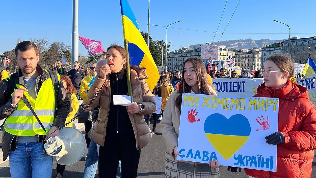 Иванна Онуфрийчук с мамой и сестрами устроила митинг в Женеве: красноречивые фото и видео - Showbiz