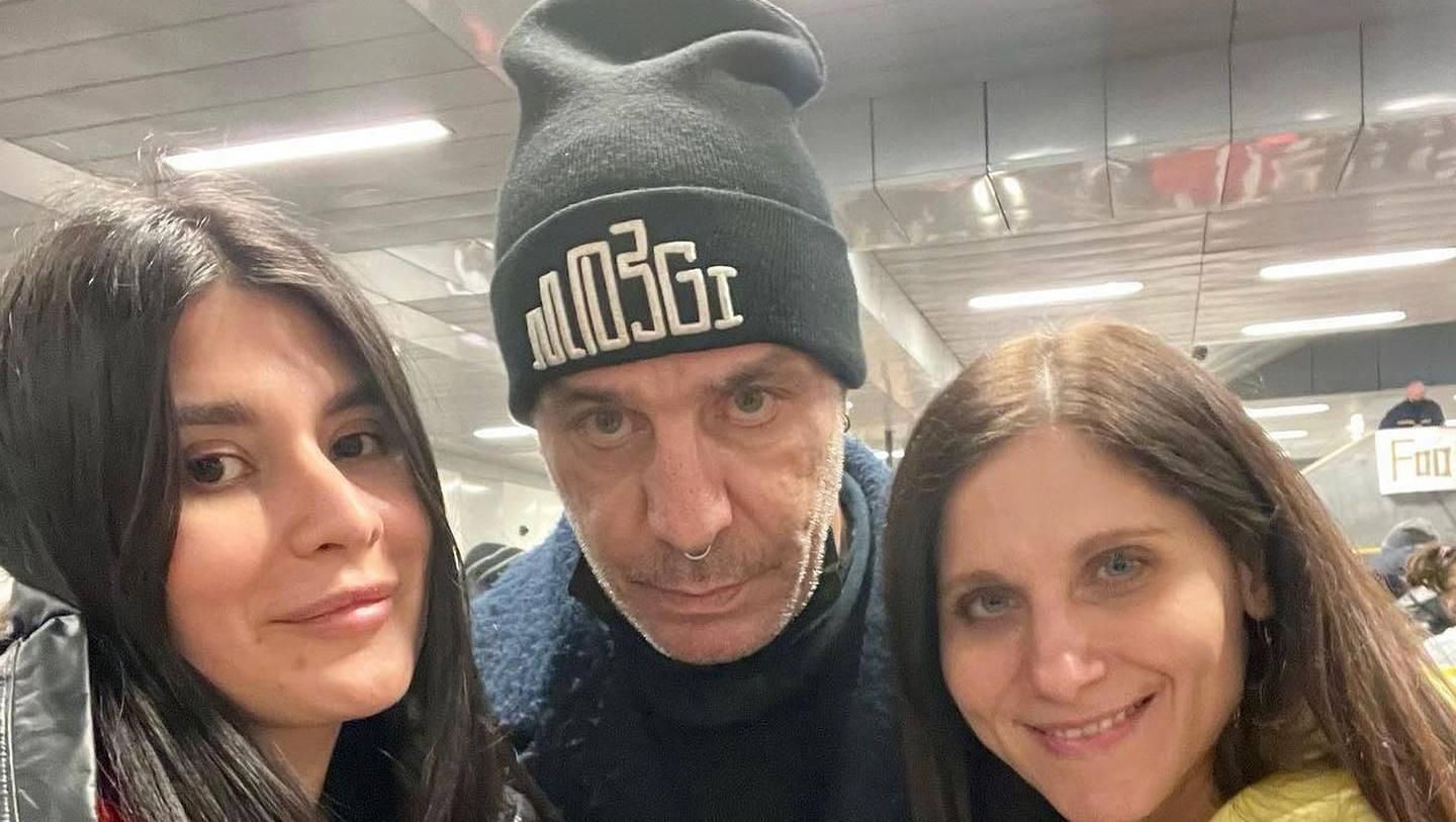 "Оплачує номер, кладе у сумку 50 євро": як Тілль Ліндеманн допомагає українським біженцям - Showbiz "Оплачує номер, кладе у сумку 50 євро": як Тілль Ліндеманн допомагає українським біженцям - Showbiz