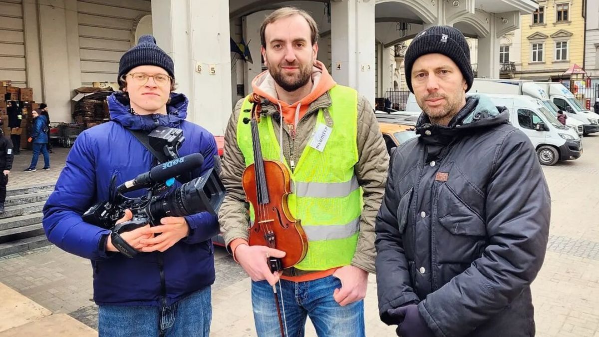 Скрипач Александр Божик сыграл для волонтеров во Львове: "Удивительные ощущения" - Showbiz