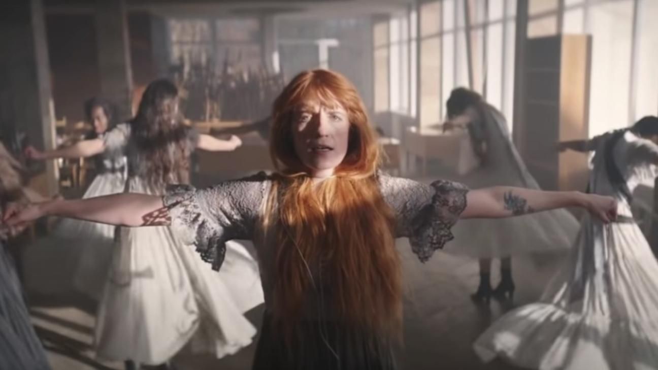 "Дві танцівниці в укритті": гурт Florence + The Machine показав кліп, знятий в Україні до війни - Showbiz "Дві танцівниці в укритті": гурт Florence + The Machine показав кліп, знятий в Україні до війни - Showbiz