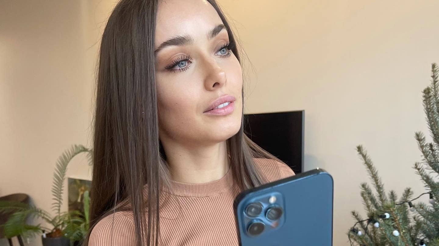 Ксения Мишина посмеялась над россиянами и предложила им избитый iPhone за 50 тысяч гривен - Showbiz Ксения Мишина посмеялась над россиянами и предложила им избитый iPhone за 50 тысяч гривен - Showbiz