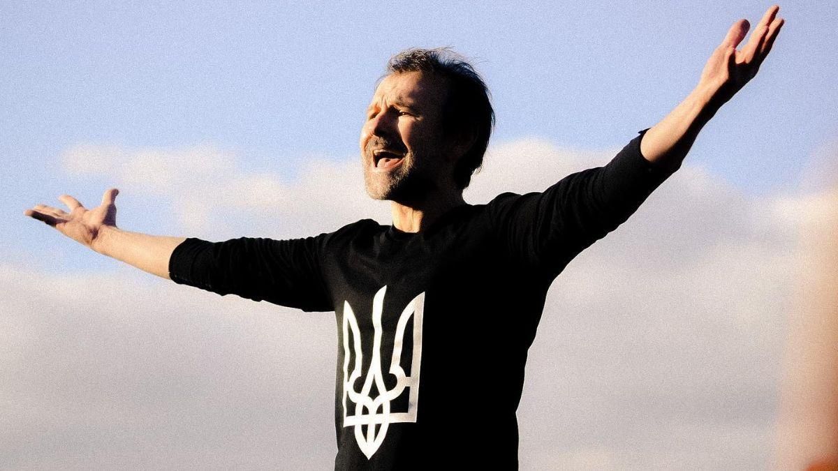 Святослав Вакарчук заспівав в Одесі перед забарикадованим пам'ятником Дюкові Рішельє - Showbiz Святослав Вакарчук заспівав в Одесі перед забарикадованим пам'ятником Дюкові Рішельє - Showbiz