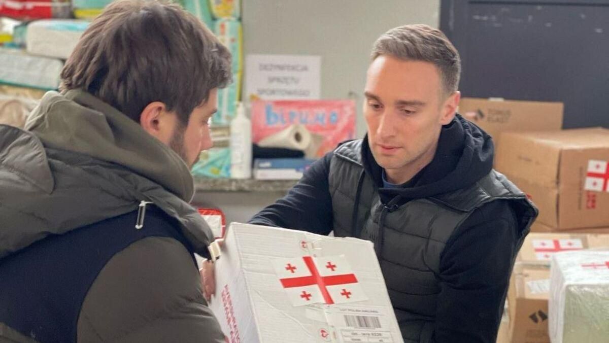 Мені боляче за вас, – Іраклі Макацарія сортує гуманітарну допомогу для українців у Грузії - 11 марта 2022 - Showbiz Мені боляче за вас, – Іраклі Макацарія сортує гуманітарну допомогу для українців у Грузії - 11 марта 2022 - Showbiz