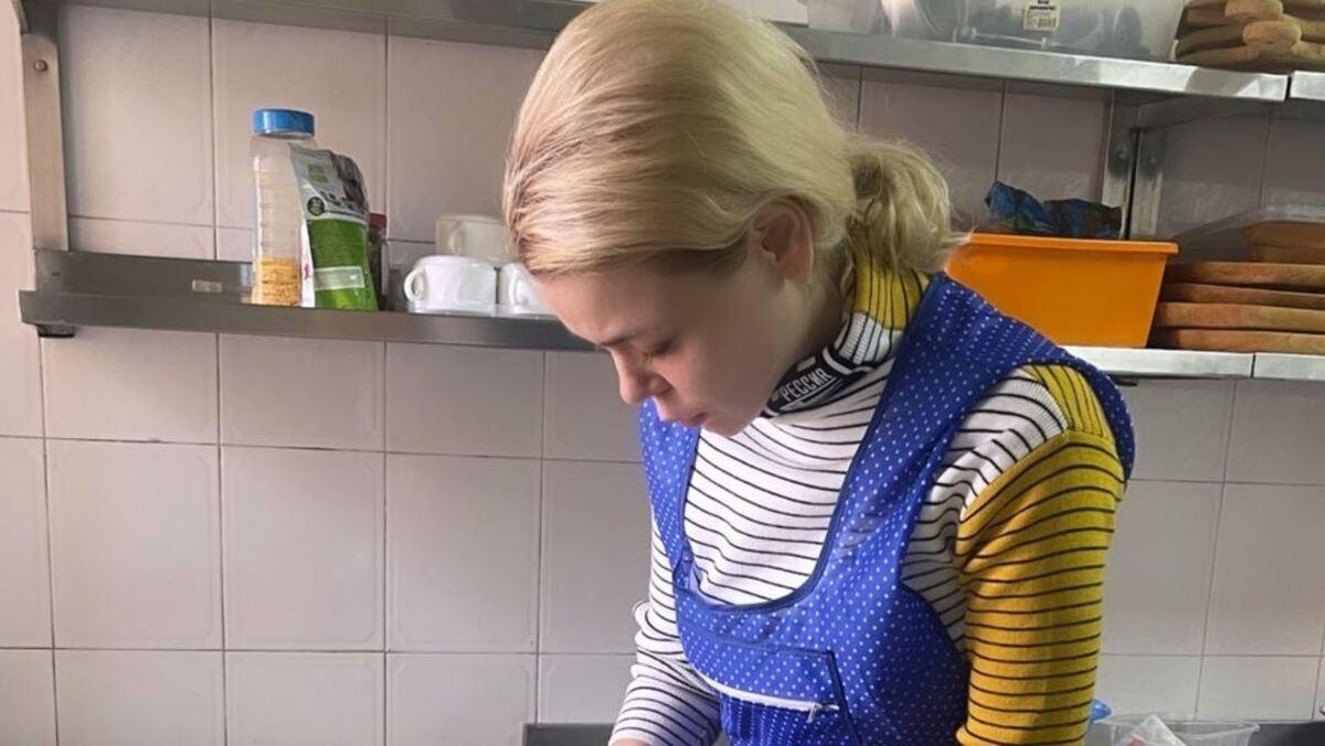 Весь день готуємо, – Аліна Гросу показала, як ліпить вареники для біженців - Showbiz