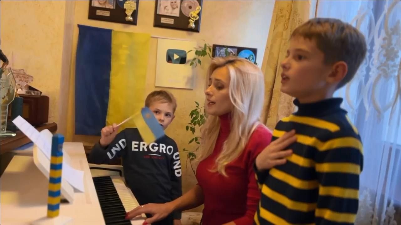 Ірина Федишин з синами виконала Гімн України: промовисте відео - 11 марта 2022 - Showbiz