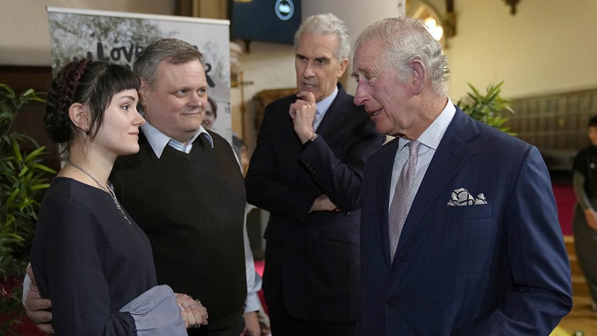 Со слезами на глазах: принц Чарльз встретился с украинцами, сбежавшими в Лондон из-за войны - Showbiz Со слезами на глазах: принц Чарльз встретился с украинцами, сбежавшими в Лондон из-за войны - Showbiz