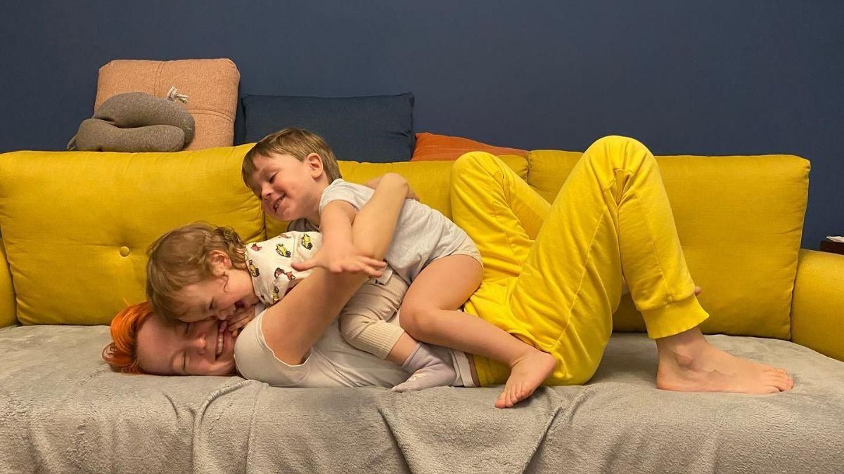 Светлана Тарабарова показала, как играет с детьми во время войны: миловидные фото - Showbiz Светлана Тарабарова показала, как играет с детьми во время войны: миловидные фото - Showbiz