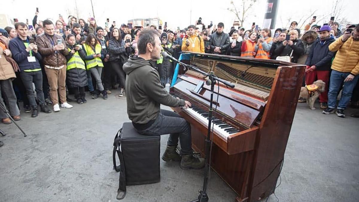 Святослав Вакарчук дав мініконцерт на львівському вокзалі: ексклюзивні відео - Showbiz Святослав Вакарчук дав мініконцерт на львівському вокзалі: ексклюзивні відео - Showbiz