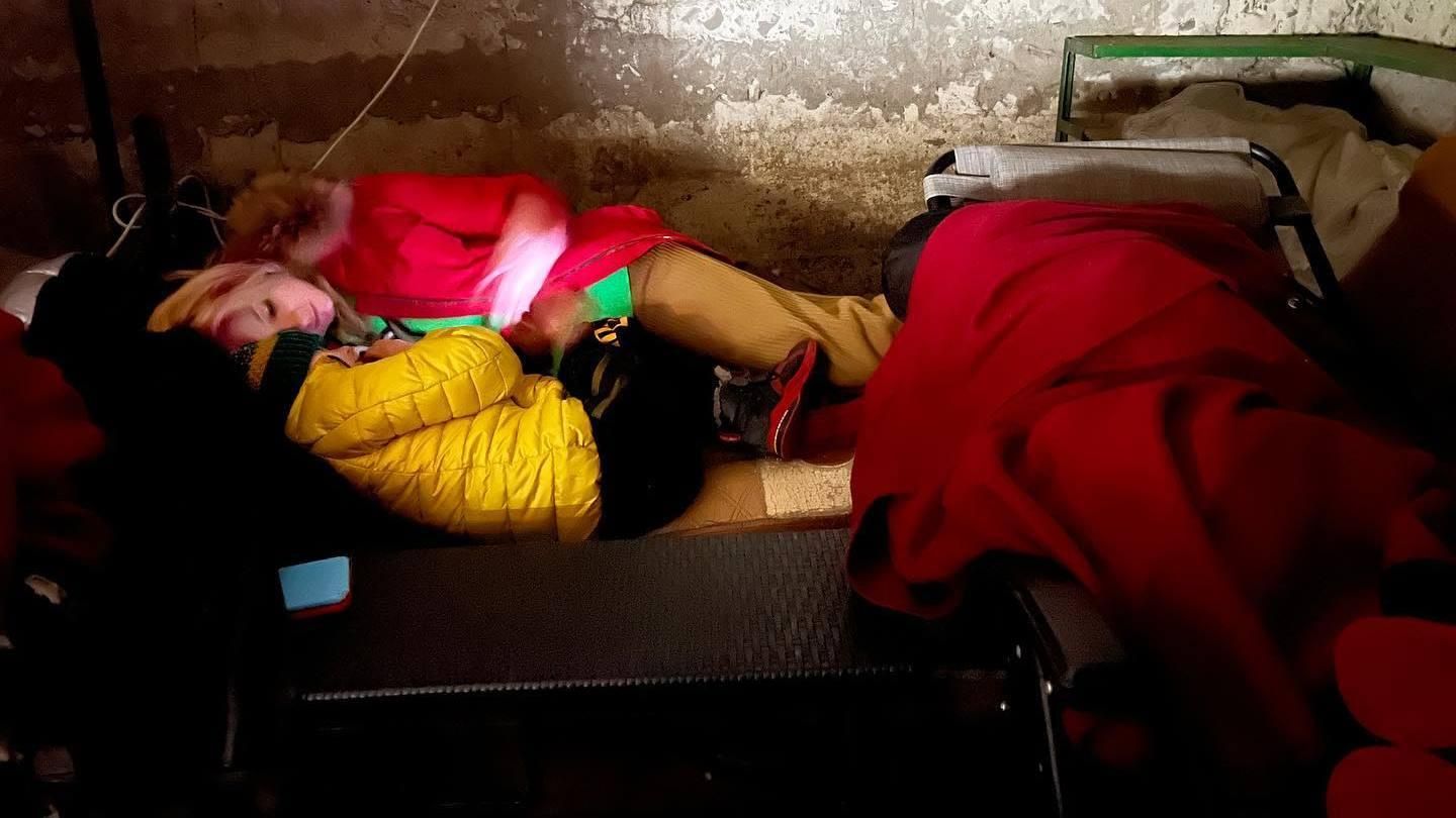 Син Ірини Федишин в укритті розповів, що відбувається в Україні: щемливе відео - Showbiz Син Ірини Федишин в укритті розповів, що відбувається в Україні: щемливе відео - Showbiz