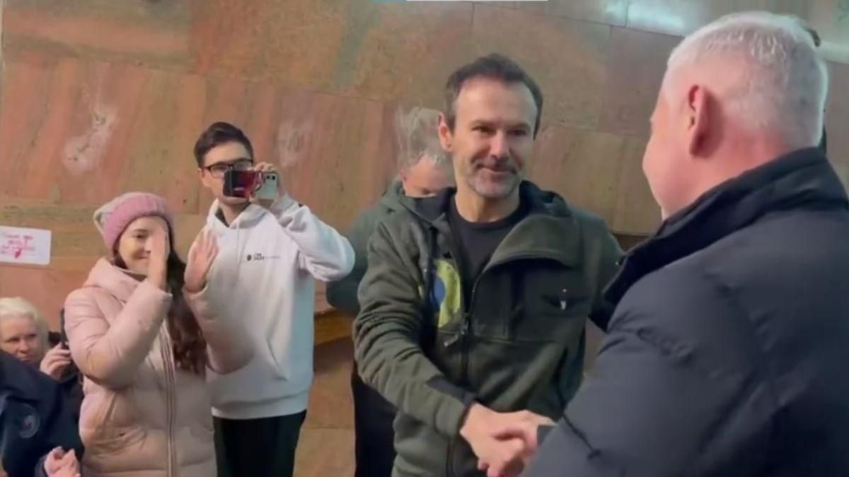 Терехов попросил Святослава Вакарчука написать песню о Харькове: видео из метро - Showbiz Терехов попросил Святослава Вакарчука написать песню о Харькове: видео из метро - Showbiz