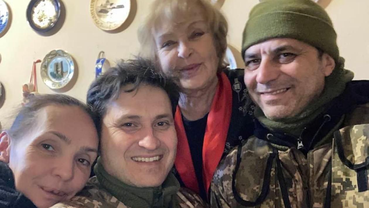 "Привет, мы из Украины": Ахтем Сеитаблаев показал теплое фото с Адой Роговцевой - Showbiz