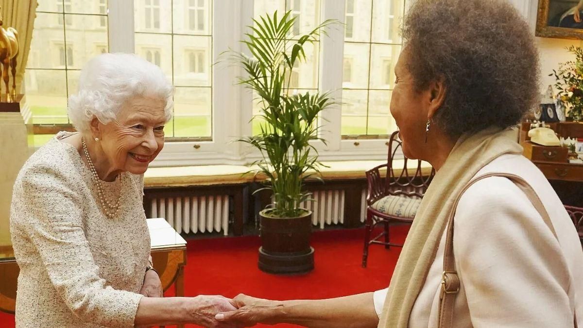 Королева Єлизавета II побувала на робочій зустрічі у світлій сукні: фото рідкісного виходу - Showbiz Королева Єлизавета II побувала на робочій зустрічі у світлій сукні: фото рідкісного виходу - Showbiz