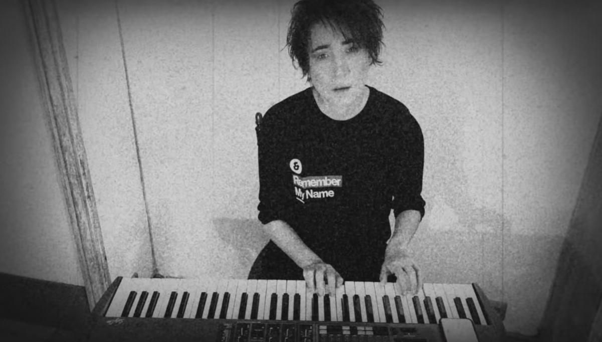 Земфира удалила все свои видео из ютуба, кроме двух: почему от них "забомбить" россиянам - Showbiz Земфира удалила все свои видео из ютуба, кроме двух: почему от них "забомбить" россиянам - Showbiz