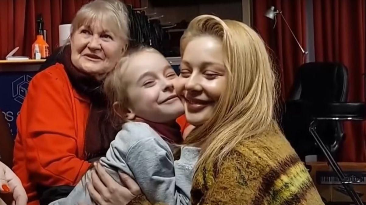 Зустрілася з Тіною Кароль: 7-річна Амелія з київського бомбосховища заспівала з кумиром - Showbiz