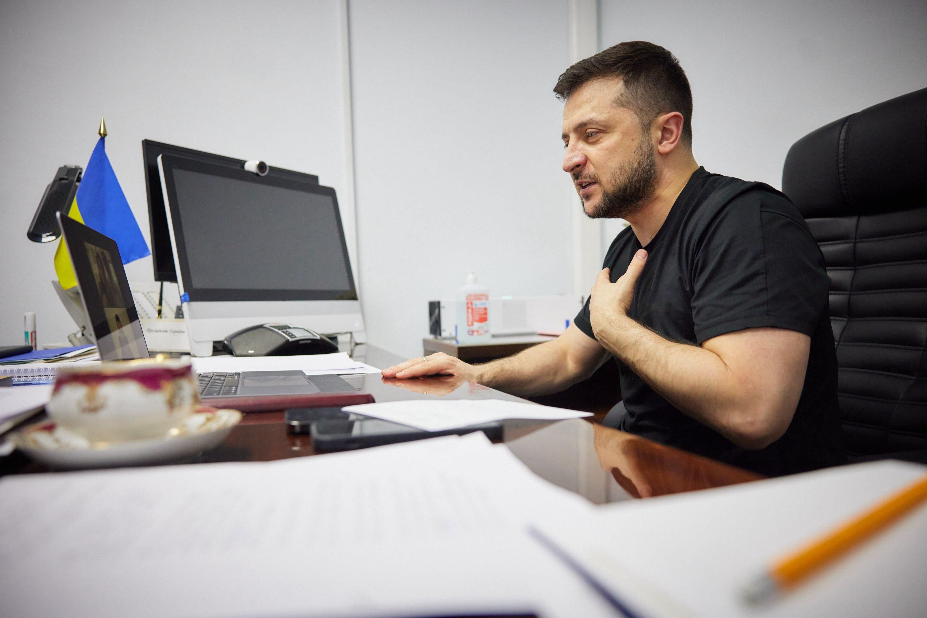 Зеленский поблагодарил Эштона Кутчера и Милу Кунис за помощь и сбор денег для украинцев - Showbiz Зеленский поблагодарил Эштона Кутчера и Милу Кунис за помощь и сбор денег для украинцев - Showbiz