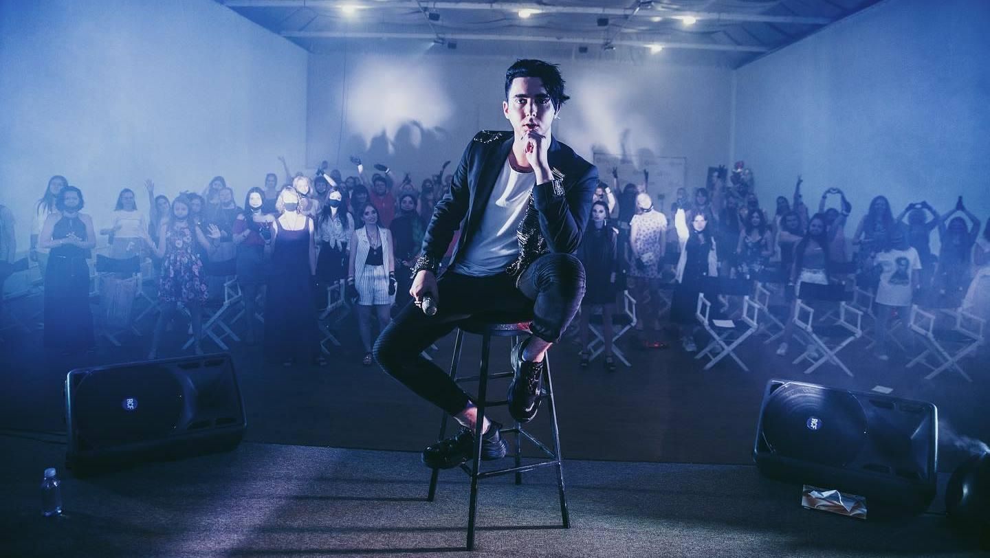 Разом до спільної перемоги, – MELOVIN показав, як допомагає сортувати гумдопомогу - Showbiz Разом до спільної перемоги, – MELOVIN показав, як допомагає сортувати гумдопомогу - Showbiz