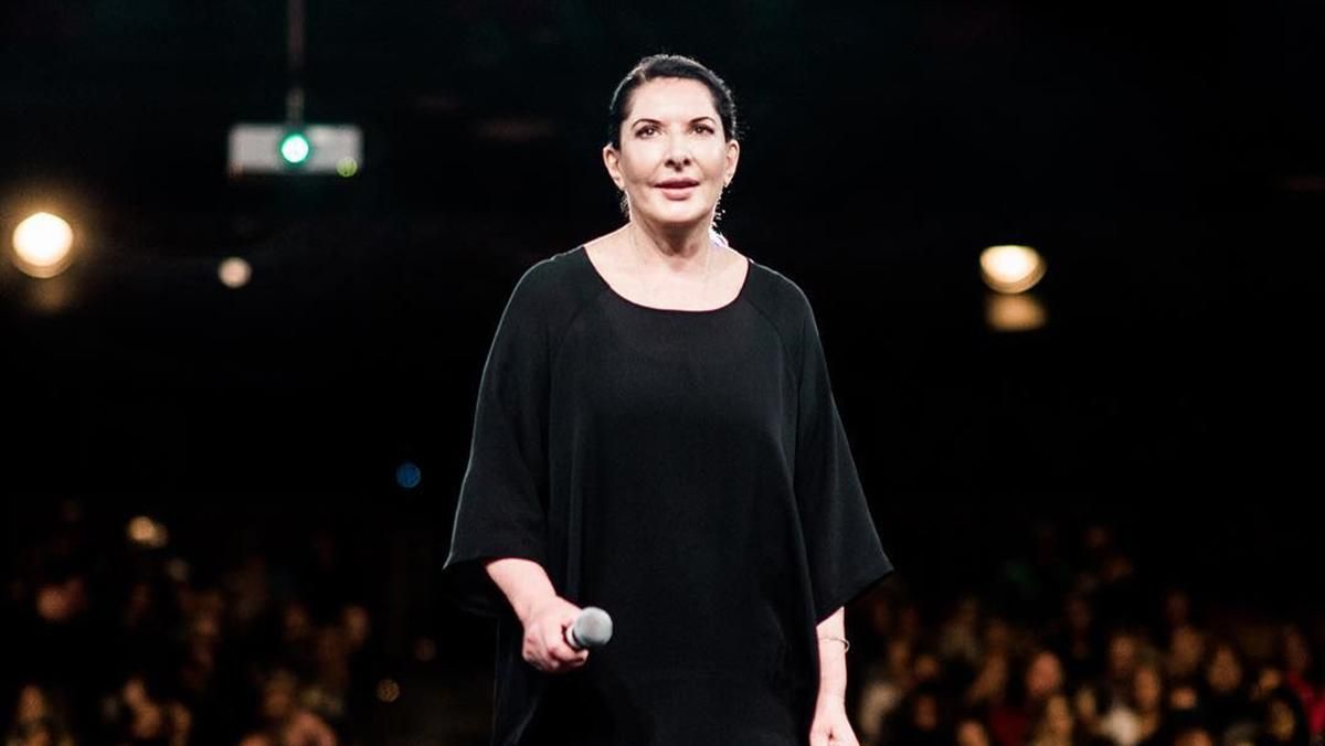 Марина Абрамович обіцяє повторити свій легендарний перформанс заради України - Showbiz Марина Абрамович обіцяє повторити свій легендарний перформанс заради України - Showbiz