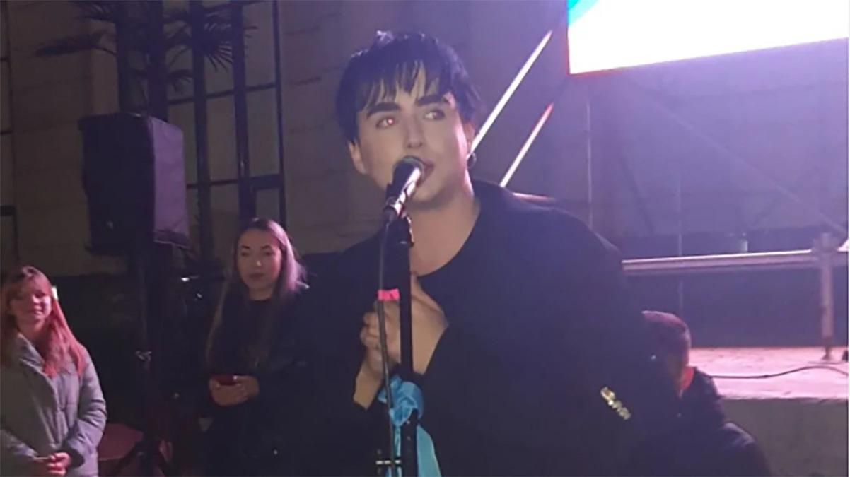 Слідом за Вакарчуком: MELOVIN заспівав на вокзалі у Львові – проникливі відео - Showbiz