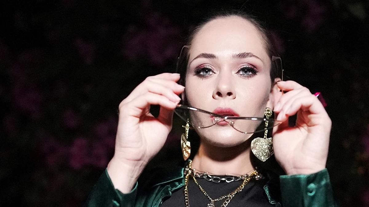 Юлія Саніна з The Hardkiss підтримала Маріуполь і пригадала, як жила там в обстріляних готелях - Showbiz Юлія Саніна з The Hardkiss підтримала Маріуполь і пригадала, як жила там в обстріляних готелях - Showbiz