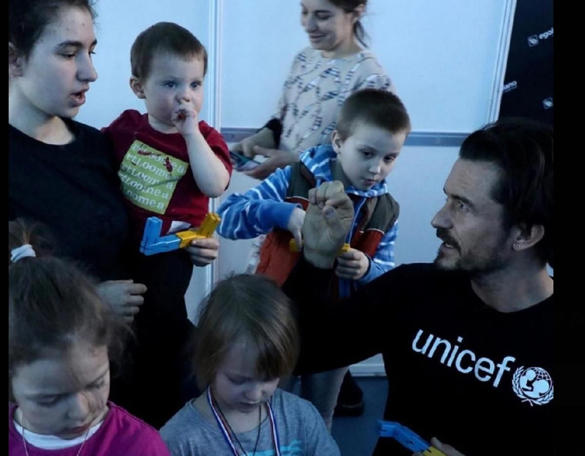 Орландо Блум опублікував фото зустрічі з дітьми українських біженців у Молдові - Showbiz