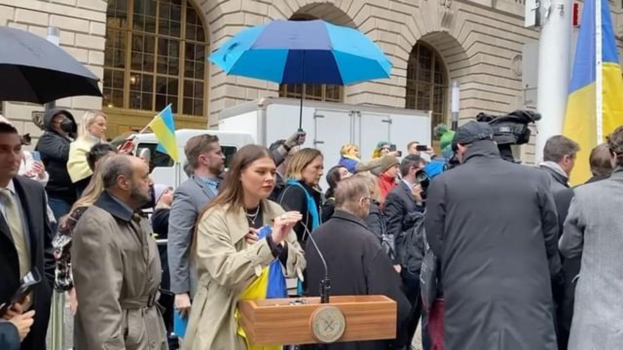Солистка группы KAZKA исполнила гимн Украины в центре Нью-Йорка: красноречивое видео - Showbiz Солистка группы KAZKA исполнила гимн Украины в центре Нью-Йорка: красноречивое видео - Showbiz