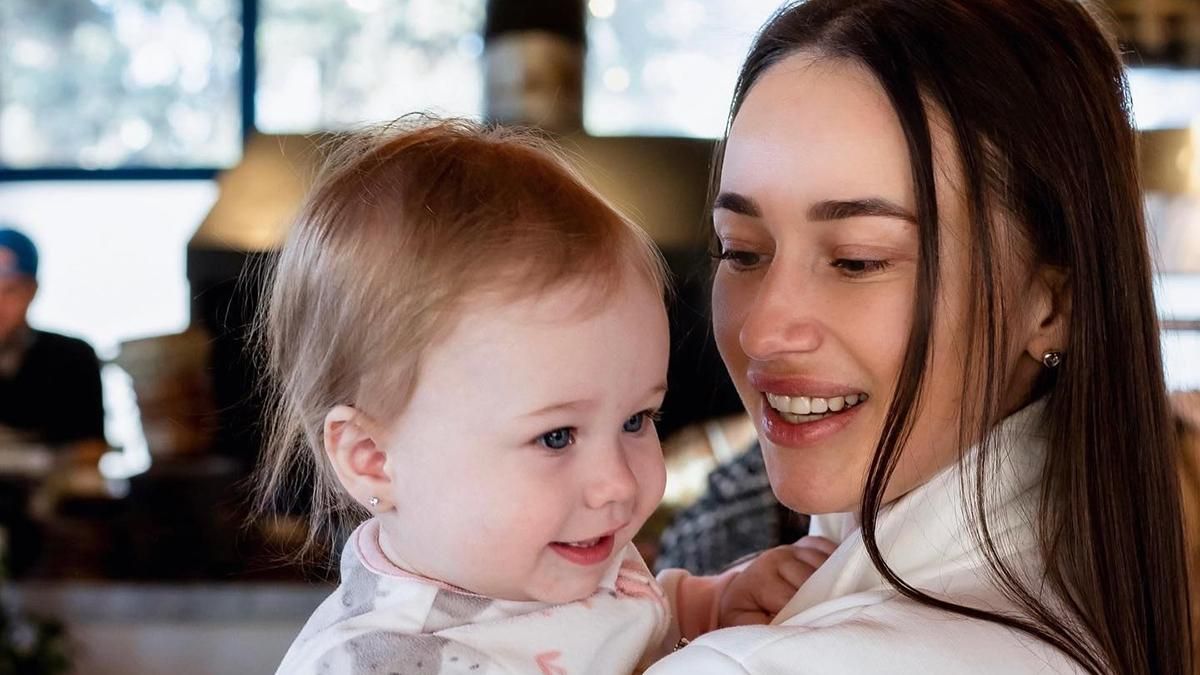 После скитаний по Европе: экс-любимая Джеджулы вернулась в Украину с годовалой дочерью - Showbiz После скитаний по Европе: экс-любимая Джеджулы вернулась в Украину с годовалой дочерью - Showbiz