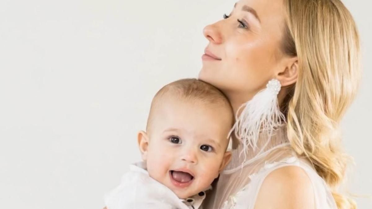 Жена Виктора Павлика с маленьким сыном покинула Украину: где они остановятся - Showbiz Жена Виктора Павлика с маленьким сыном покинула Украину: где они остановятся - Showbiz