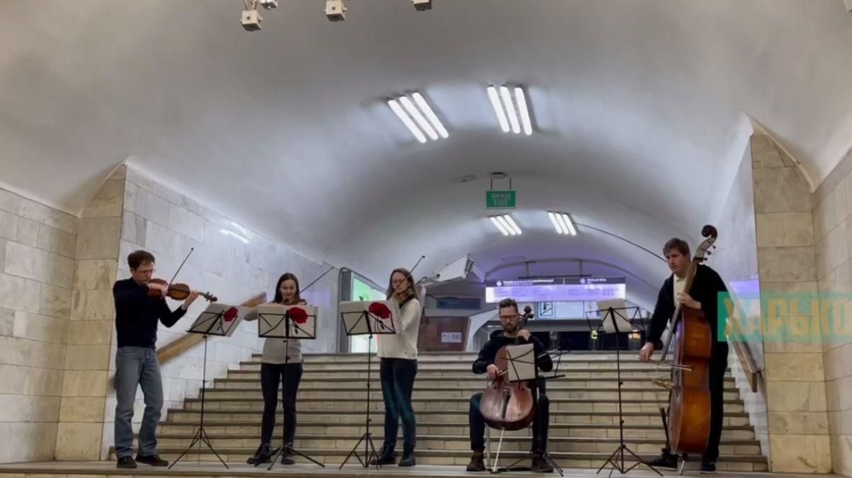 "Концерт між вибухами": у Харкові на станції метро відбувся концерт класичної музики - Showbiz