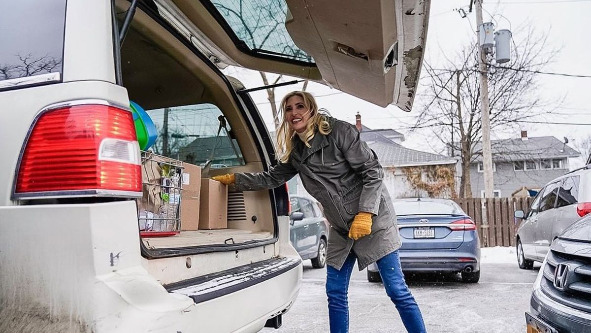 Донька Трампа вислала в Україну мільйон порцій їжі: фото, як нею ділилися в Києві - Showbiz Донька Трампа вислала в Україну мільйон порцій їжі: фото, як нею ділилися в Києві - Showbiz