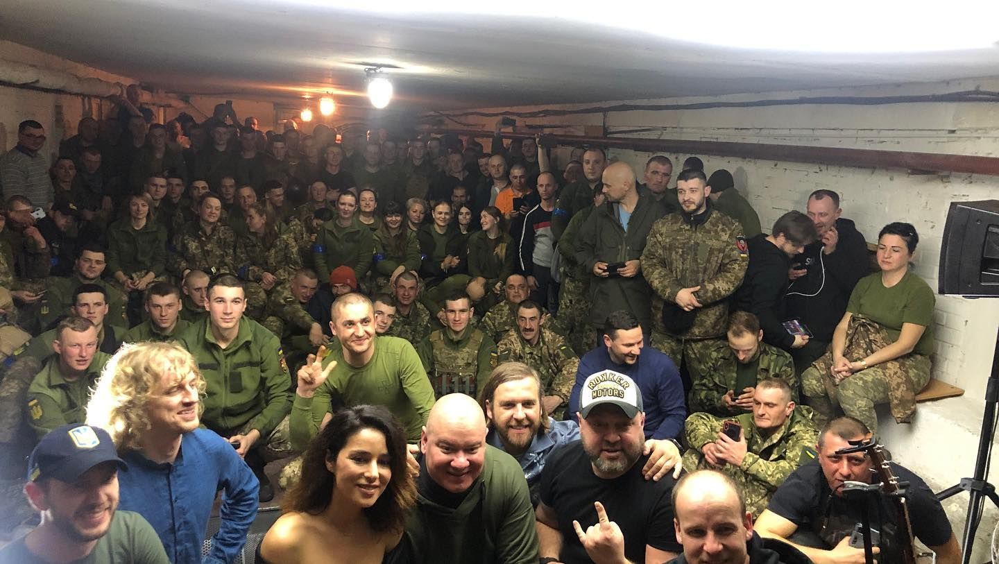 "Мали за честь": Злата Огнєвіч та гурт БЕЗ ОБМЕЖЕНЬ виступили для військових - 27 марта 2022 - Showbiz "Мали за честь": Злата Огнєвіч та гурт БЕЗ ОБМЕЖЕНЬ виступили для військових - 27 марта 2022 - Showbiz