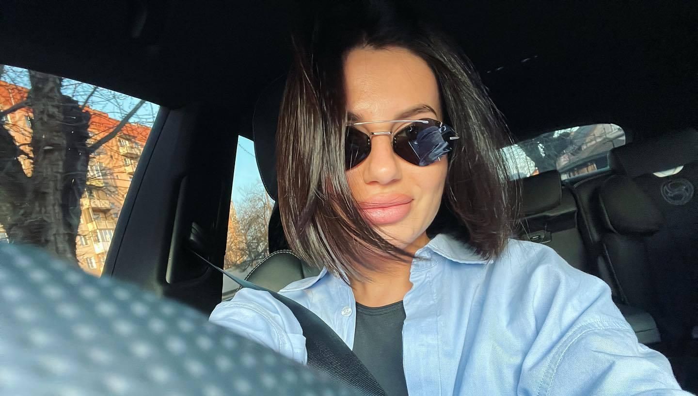 "Перевзулась у повітрі": у мережі критикують блогерку Алхім, яка називала Путіна "красунчиком" - Showbiz "Перевзулась у повітрі": у мережі критикують блогерку Алхім, яка називала Путіна "красунчиком" - Showbiz