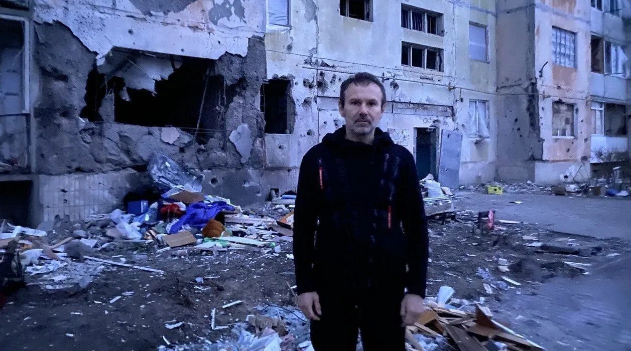 "Руйнація, смерть, біль": Святослав Вакарчук побував в Охтирці, зруйнованій окупантами - Showbiz