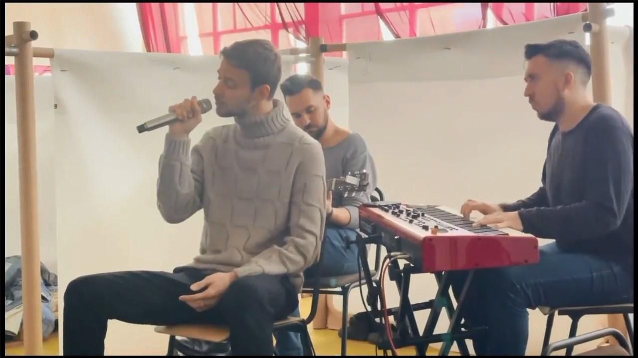 "І нас не зламає війна": Макс Барських заспівав для переселенців у Львові - Showbiz "І нас не зламає війна": Макс Барських заспівав для переселенців у Львові - Showbiz