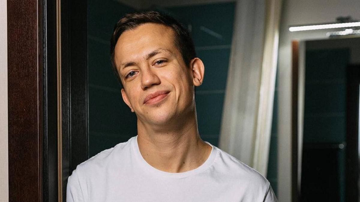 Алексей Дурнев вспомнил, как 12 часов уговаривал родителей уехать из-под Гостомеля - Showbiz Алексей Дурнев вспомнил, как 12 часов уговаривал родителей уехать из-под Гостомеля - Showbiz