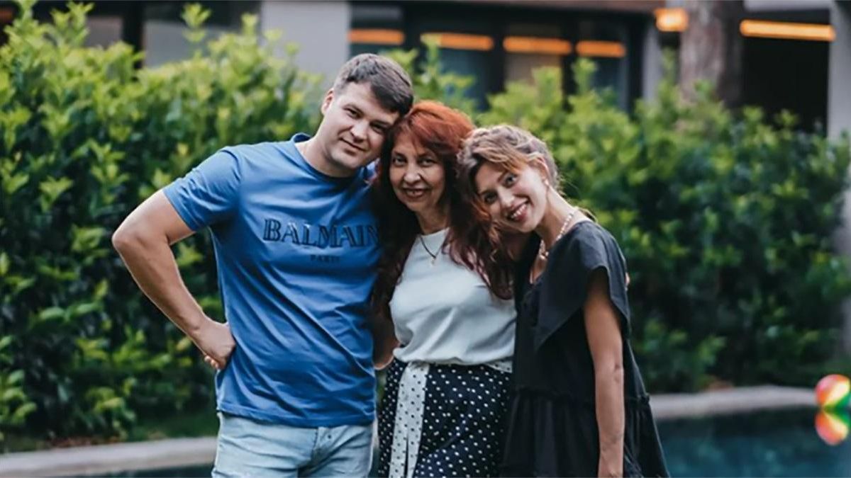 Они заядлые оптимисты, – Тодоренко о том, как ее веселят родители, что в Одессе под обстрелами - Showbiz