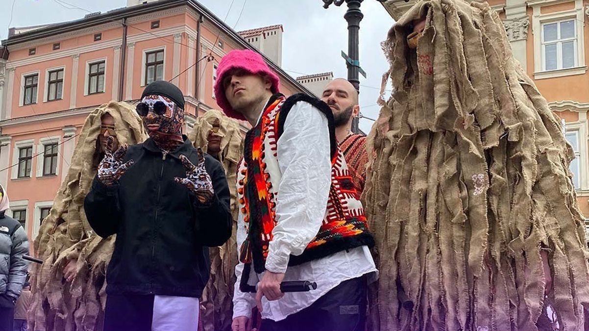 Kalush Orchestra з Євробачення-2022 заспівав свій хіт на площі Ринок у Львові: драйвове відео - Showbiz Kalush Orchestra з Євробачення-2022 заспівав свій хіт на площі Ринок у Львові: драйвове відео - Showbiz